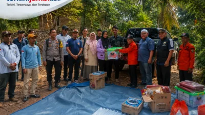 Pemerintah Kabupaten (Pemkab) Muaro Jambi melalui Dinas Sosial, Baznas,BPBD Muaro kambi serahkan bantuan kepada Halil Aziz, korban kebakaran rumah di Desa Tanjung Sari Unit 22, Kecamatan Bahar Selatan