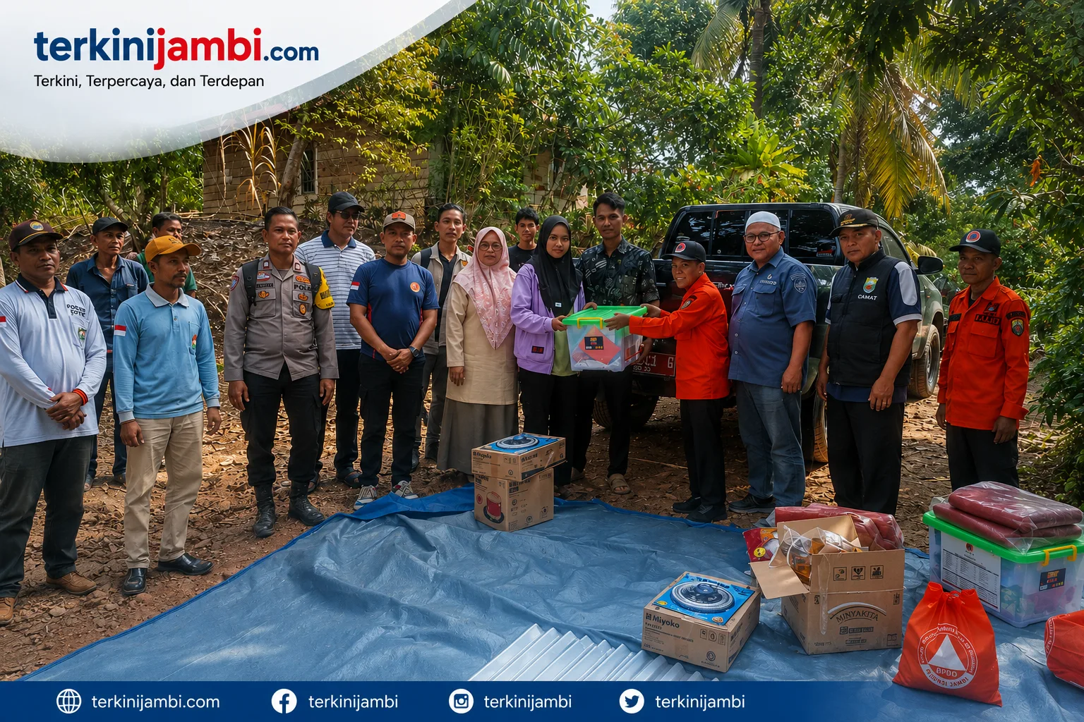 Pemerintah Kabupaten (Pemkab) Muaro Jambi melalui Dinas Sosial, Baznas,BPBD Muaro kambi serahkan bantuan kepada Halil Aziz, korban kebakaran rumah di Desa Tanjung Sari Unit 22, Kecamatan Bahar Selatan