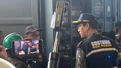 Menteri Keuangan Purbaya Yudhi Sadewa mengungkap sejumlah faktor yang menyebabkan ribuan kontainer menumpuk di Pelabuhan Tanjung Priok, Jakarta.