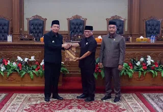 Bupati Muaro Jambi Bambang Bayu Suseno dan Ketua DPRD Aidi Hatta menghadiri Rapat Paripurna Rancangan Peraturan Daerah (Ranperda) tahun 2025 di ruang sidang Utama kantor DPRD Muaro Jambi