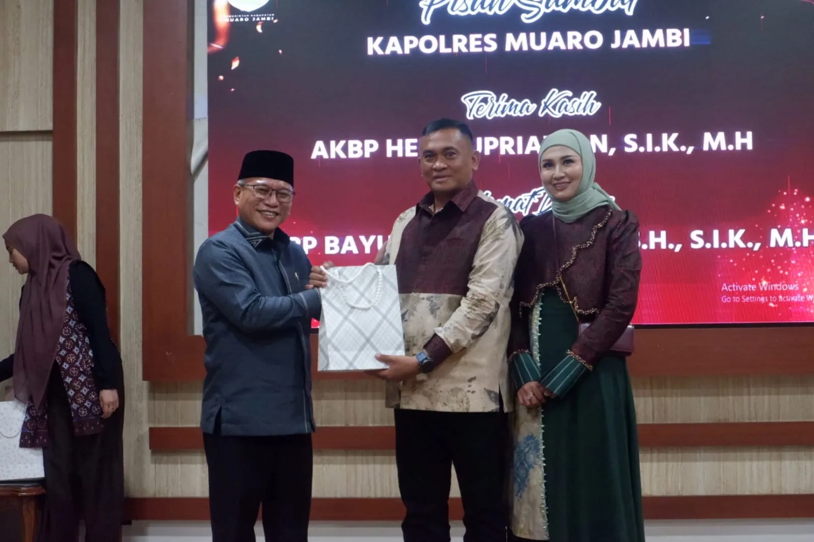 Ketua DPRD Kabupaten Muaro Jambi menyerahkan cendera mata kepada AKBP Heri Supriawan sebagai bentuk penghargaan dan kenang-kenangan atas pengabdian selama bertugas di Kabupaten Muaro Jambi.