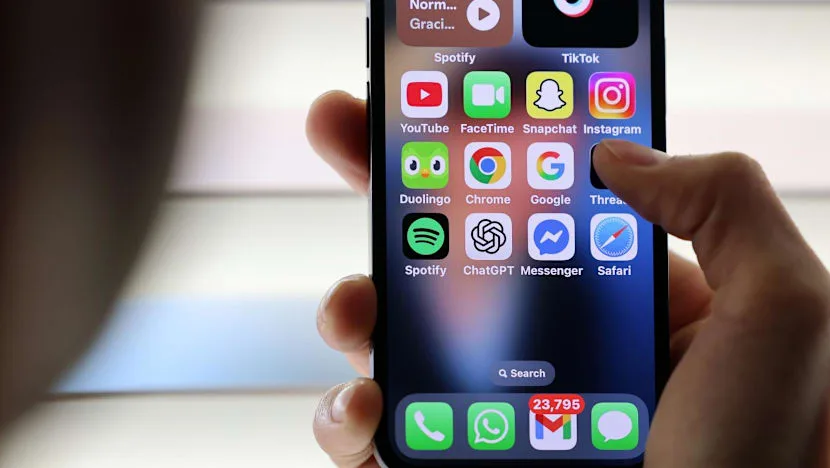 Gambar Ilustrasi handphone Android dalam penggunaan kuota internet untuk sosial media