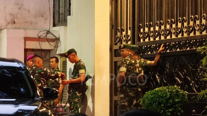 Puluhan prajurit TNI terlihat berjaga di sekitar kediaman Jaksa Agung Muda Tindak Pidana Khusus (Jampidsus) Kejaksaan Agung, Febrie Adriansyah, di kawasan Jalan Radio, Kramat Pela, Kebayoran Baru, Jakarta Selatan