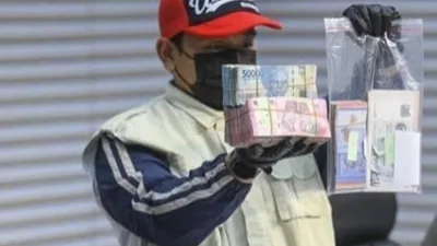 Komisi Pemberantasan Korupsi (KPK) mengungkap temuan 55 kilogram logam mulia jenis platinum dari mobil milik Bupati Langkat, Syah Afandin alias Ondim.