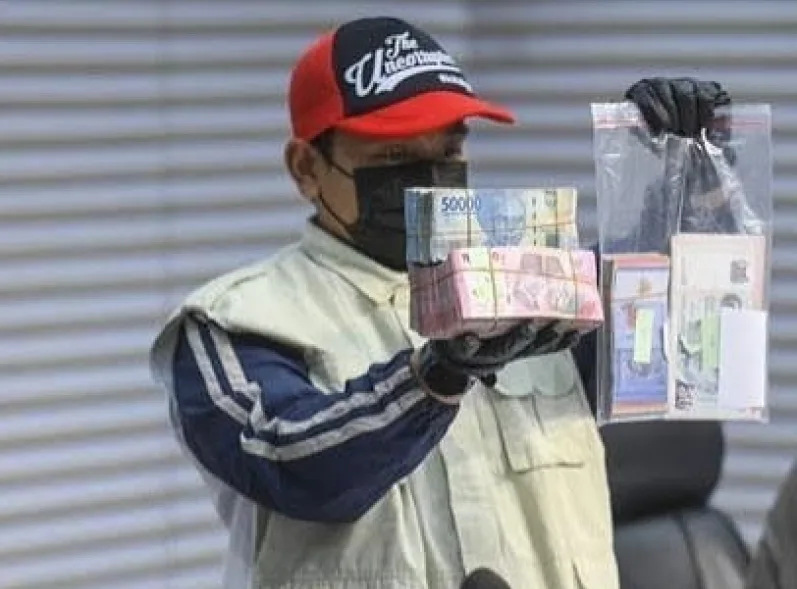 Komisi Pemberantasan Korupsi (KPK) mengungkap temuan 55 kilogram logam mulia jenis platinum dari mobil milik Bupati Langkat, Syah Afandin alias Ondim.
