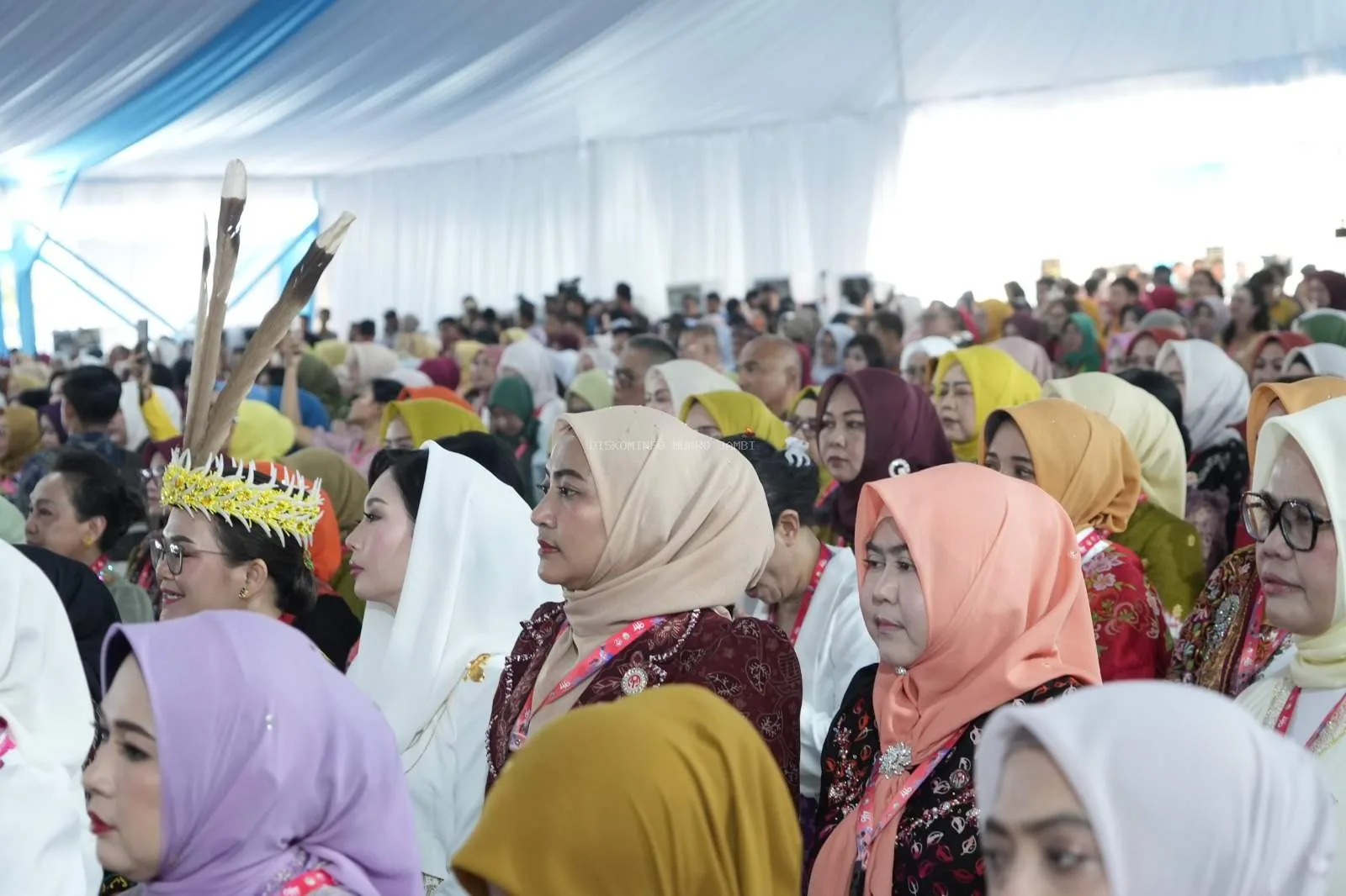 Ketua Dewan Kerajinan Nasional Daerah (Dekranasda) Kabupaten Muaro Jambi, Ririn Novianty, SE, didampingi Wakil Ketua Dekranasda Kabupaten Muaro Jambi, Novi Astrianti, SE, menghadiri puncak peringatan Hari Ulang Tahun (HUT) ke-46 Dewan Kerajinan Nasional (Dekranas) yang digelar di Trans Studio Makassar