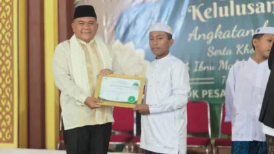 Sekretaris Daerah (Sekda) Kabupaten Muaro Jambi, Budhi Hartono, S.Sos., M.T., menghadiri prosesi kelulusan Santriwan Angkatan XII dan XIII Pondok Pesantren Kumpeh Daaru Tauhid (KDT)