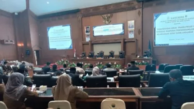 Dewan Perwakilan Rakyat Daerah (DPRD) Kabupaten Muaro Jambi menggelar Rapat Paripurna dengan agenda penyampaian pandangan umum fraksi-fraksi terhadap Rancangan Peraturan Daerah (Ranperda) tentang Pertanggungjawaban Pelaksanaan APBD Tahun Anggaran 2025.