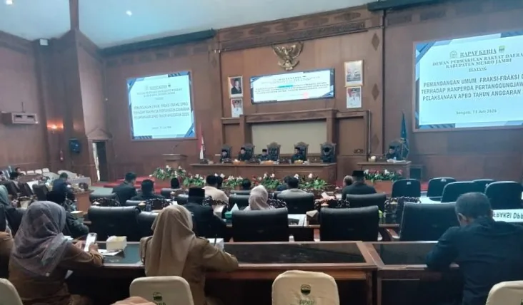 Dewan Perwakilan Rakyat Daerah (DPRD) Kabupaten Muaro Jambi menggelar Rapat Paripurna dengan agenda penyampaian pandangan umum fraksi-fraksi terhadap Rancangan Peraturan Daerah (Ranperda) tentang Pertanggungjawaban Pelaksanaan APBD Tahun Anggaran 2025.