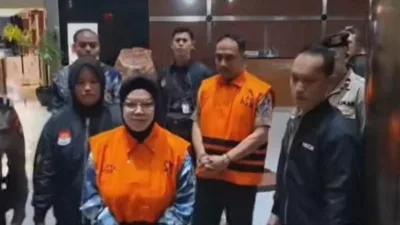 Bupati Sukoharjo Etik Suryani saat di gelandang ke tahanan KPK