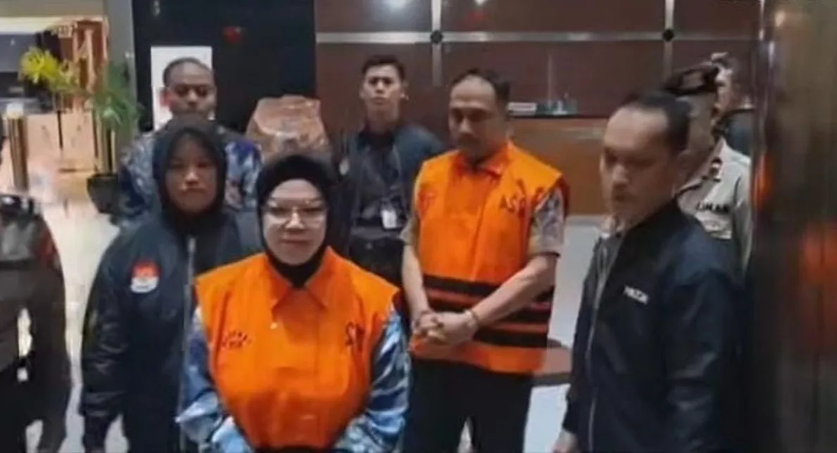 Bupati Sukoharjo Etik Suryani saat di gelandang ke tahanan KPK