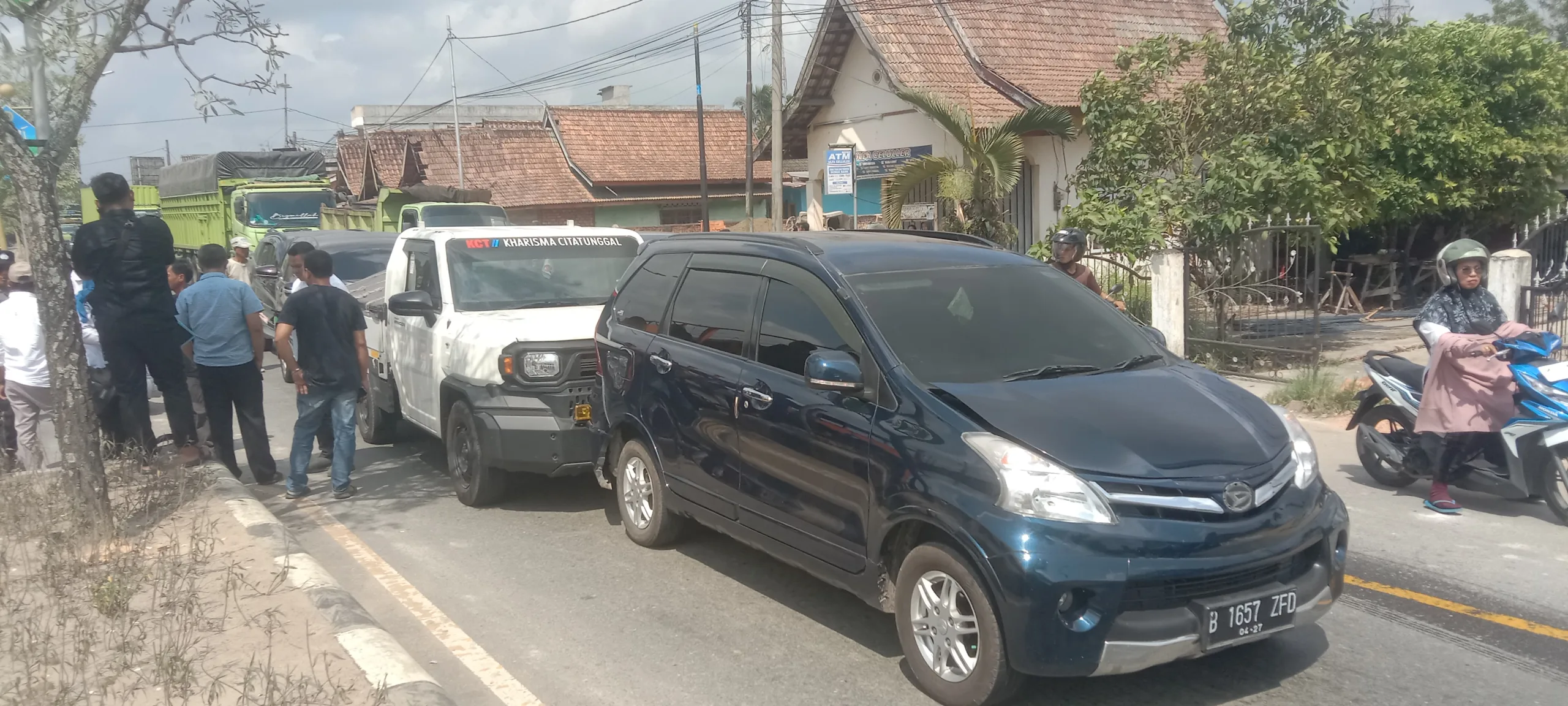 Kecelakaan lalu lintas berupa tabrakan beruntun yang melibatkan sejumlah mobil minibus terjadi di Jalan Lintas Timur, tepatnya di jalur dua depan Lapangan Akso Dano, Kelurahan Sengeti