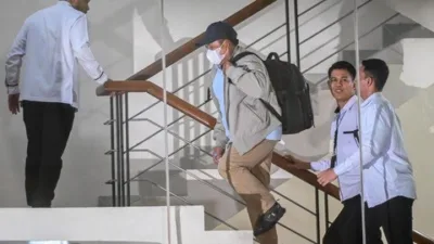 Gambar Tangkap Bupati Lombok Barat Lalu Ahmad Zaini saat tiba di Gedung Merah Putih KPK atas dugaan Korupsi