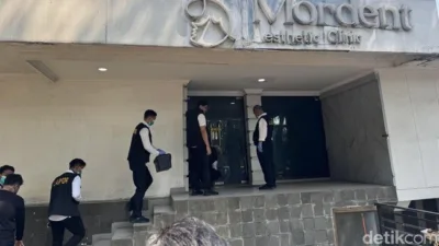 Puslabfor polri menggelar olah tempat kejadian perkara tkp di klinik mordent kawasan Kebayoran Baru Jakarta Selatan