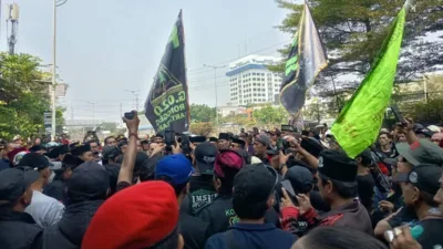 Aksi unjuk rasa dilakukan sejumlah organisasi masyarakat, salah satunya Forum Betawi Rempug (FBR). Massa meminta pihak perusahaan memberikan penjelasan sekaligus menunjukkan tanggung jawab atas kejadian yang menjadi sorotan publik tersebut.