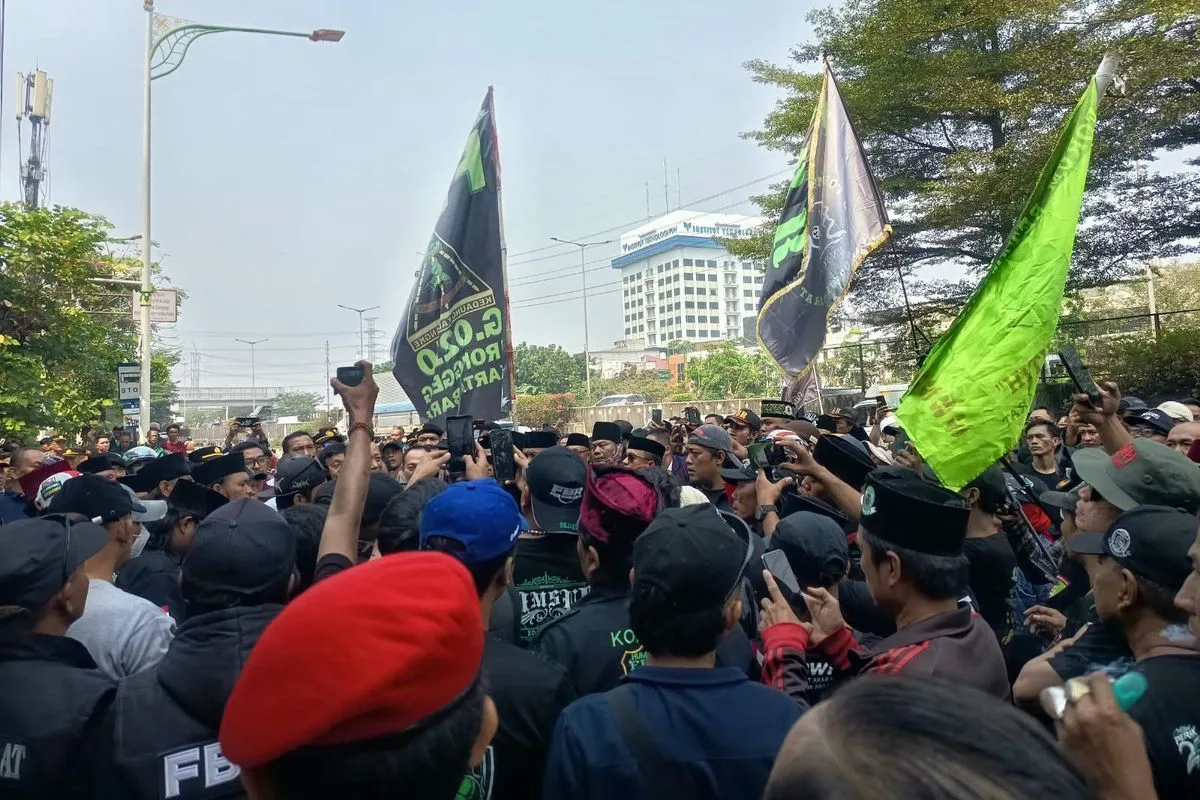 Aksi unjuk rasa dilakukan sejumlah organisasi masyarakat, salah satunya Forum Betawi Rempug (FBR). Massa meminta pihak perusahaan memberikan penjelasan sekaligus menunjukkan tanggung jawab atas kejadian yang menjadi sorotan publik tersebut.