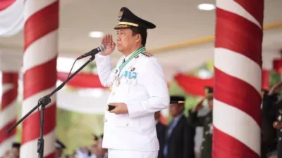 Bupati Muaro Jambi Dr. Bambang Bayu Suseno, S.P., M.M., M.Si., memimpin upacara pengibaran Duplikat Bendera Pusaka Merah Putih dalam rangka memperingati Hari Ulang Tahun (HUT) ke-81 Kemerdekaan Republik Indonesia.