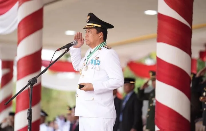 Bupati Muaro Jambi Dr. Bambang Bayu Suseno, S.P., M.M., M.Si., memimpin upacara pengibaran Duplikat Bendera Pusaka Merah Putih dalam rangka memperingati Hari Ulang Tahun (HUT) ke-81 Kemerdekaan Republik Indonesia.