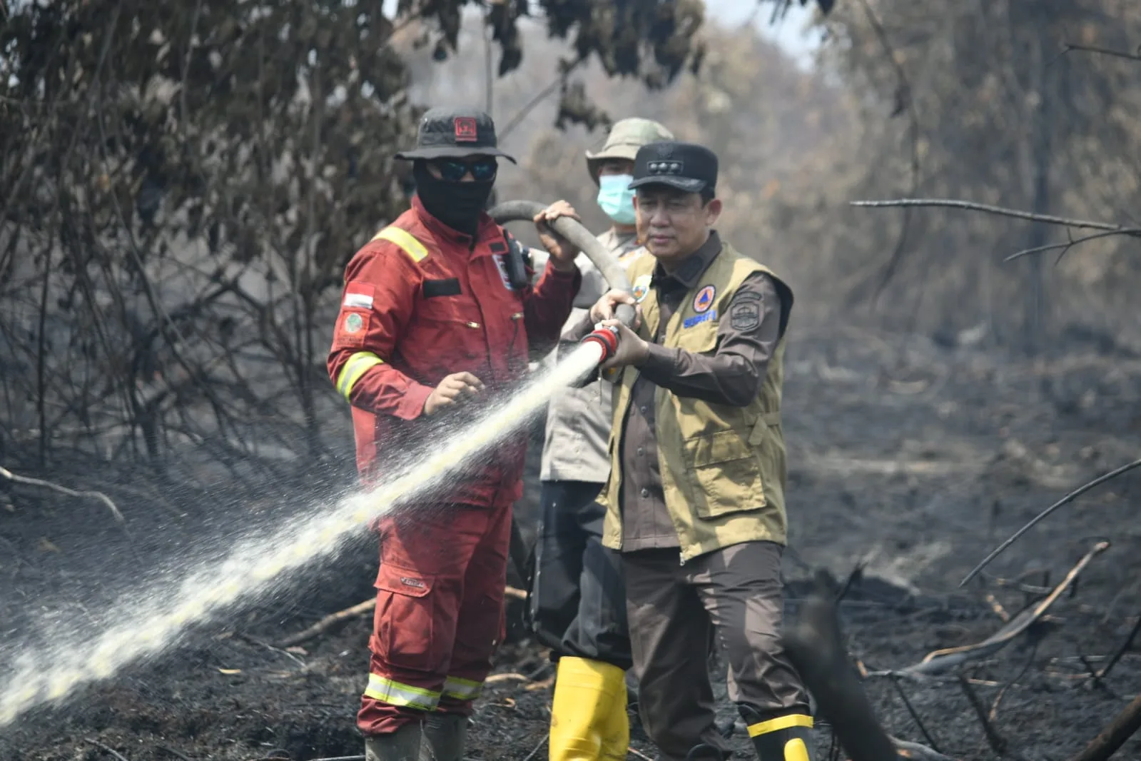 Bupati Muaro Jambi Dr. Bambang Bayu Suseno turun langsung ke lokasi kebakaran hutan dan lahan (karhutla) di Desa Air Merah Persiapan, Kecamatan Sungai Gelam, Kabupaten Muaro Jambi,