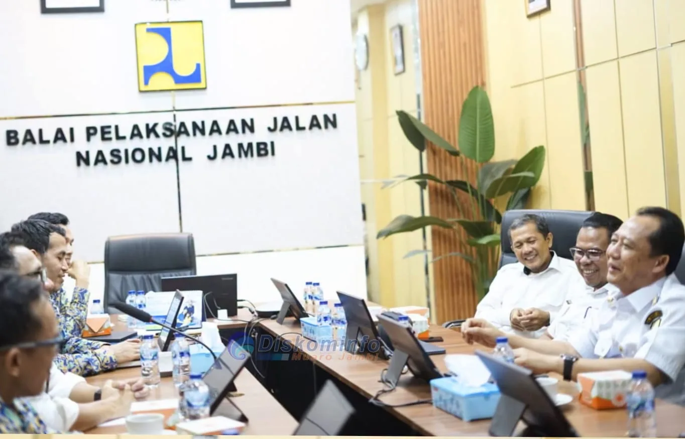 Bupati Muaro Jqmbi Bambang Bayu Suseno dalam kunjungan kerja yang berlangsung di ruang rapat Balai Pelaksanaan Jalan Nasional (BPJN) Bina Marga Jambi, Pasir Putih, Kota Jambi, Rabu (19/8/2026).
