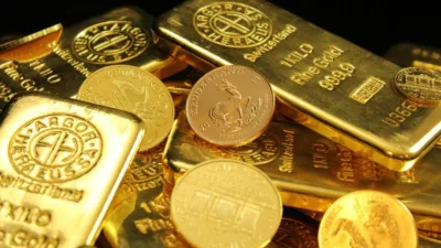 Harga emas dunia melonjak lebih dari 4 persen hingga mencapai level tertinggi dalam lebih dari dua setengah bulan pada perdagangan Rabu (19/8/2026).