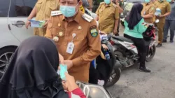 Kabut Asap Makin Pekat, Bupati Muaro Jambi Bagikan Ribuan Masker Gratis