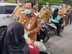 Kabut Asap Makin Pekat, Bupati Muaro Jambi Bagikan Ribuan Masker Gratis