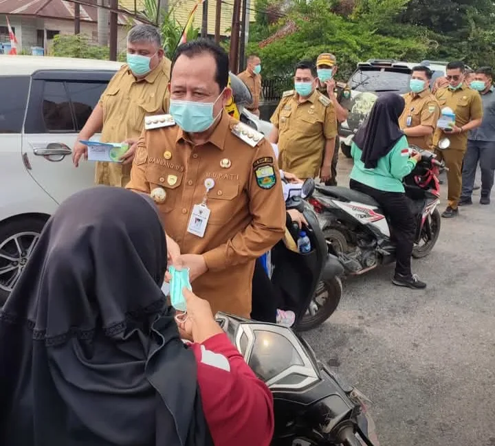 Aksi tanggap darurat tersebut dipimpin langsung Bupati Muaro Jambi, Dr. Bambang Bayu Suseno, bersama jajaran Forum Koordinasi Pimpinan Daerah (Forkopimda).