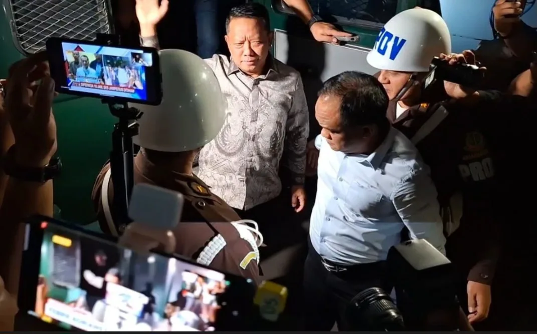 Mantan Jampidsus Kejaksaan Agung Febrie Ardiansyah saat di bawa ke kejaksaan agung