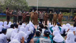 Bupati Bambang Bayu Suseno Bagikan Masker dan Sapa Siswa SMPN 6 Muaro Jambi di Tengah Kabut Asap