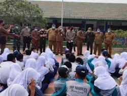 Bupati Bambang Bayu Suseno Bagikan Masker dan Sapa Siswa SMPN 6 Muaro Jambi di Tengah Kabut Asap