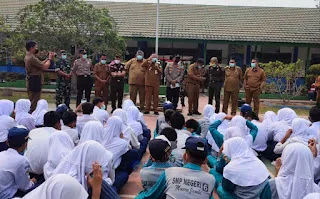 Bupati Muaro Jambi, Dr. Bambang Bayu Suseno, bersama jajaran Forum Koordinasi Pimpinan Daerah (Forkopimda). Pembagian masker dilakukan di dua titik yang ramai dilalui masyarakat, yakni Simpang Tugu Juang di jalur Lintas Timur Sengeti dan SMP Negeri 6 Muaro Jambi.