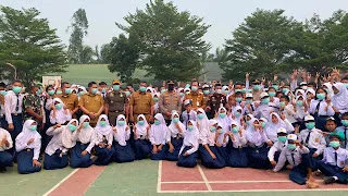Bupati Muaro Jambi Bambang Bayu Suseno juga memberikan masker kepada Siswa SMPN 6 Muaro Jambi