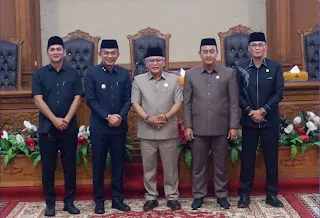 Wakil Bupati Muaro Jambi, Junaidi Mahir, menghadiri Rapat Kerja DPRD Kabupaten Muaro Jambi dalam rangka penyampaian Jawaban Eksekutif atas Pemandangan Umum Fraksi-Fraksi terhadap Rancangan Peraturan Daerah (Ranperda) Pertanggungjawaban Pelaksanaan APBD Tahun Anggaran 2025.
