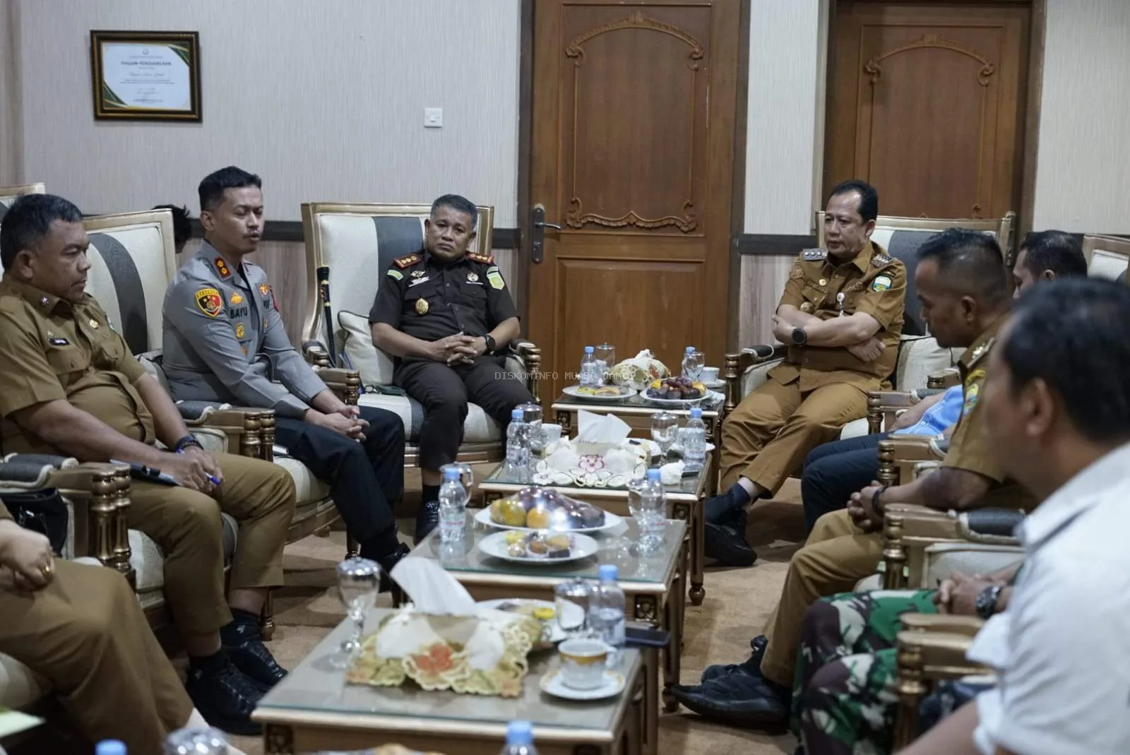 Bupati Muaro Jambi Dr. Bambang Bayu Suseno memimpin langsung pertemuan tersebut. Mediasi dilakukan untuk menindaklanjuti laporan masyarakat Desa Pulau Mentaro ke Kepolisian Daerah Jambi