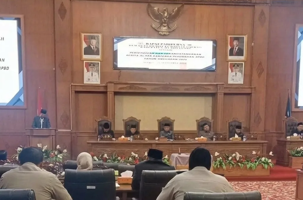 Dewan Perwakilan Rakyat Daerah (DPRD) Kabupaten Muaro Jambi menggelar Rapat Paripurna dalam rangka persetujuan dan penandatanganan Berita Acara Rancangan Peraturan Daerah (Ranperda) tentang Perubahan APBD Tahun Anggaran 2026.