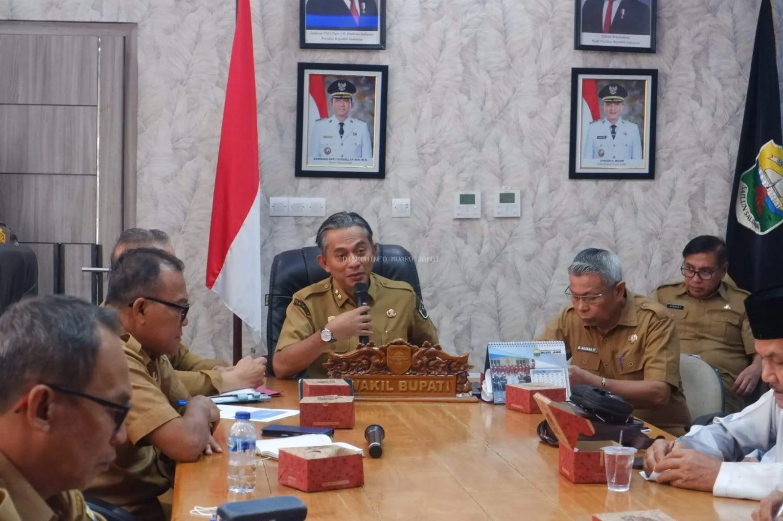 Wakil Bupati Muaro Jambi, Junaidi Mahir, memimpin rapat persiapan pemberian gelar adat kepada Bupati Muaro Jambi yang dirangkaikan dengan pelaksanaan event Jambi Elok Nian Tahun 2026.