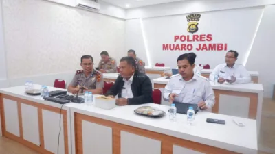 Sekretaris Daerah (Sekda) Kabupaten Muaro Jambi, Budhi Hartono, mengikuti sosialisasi Assessment Center Polri secara daring melalui Zoom Meeting