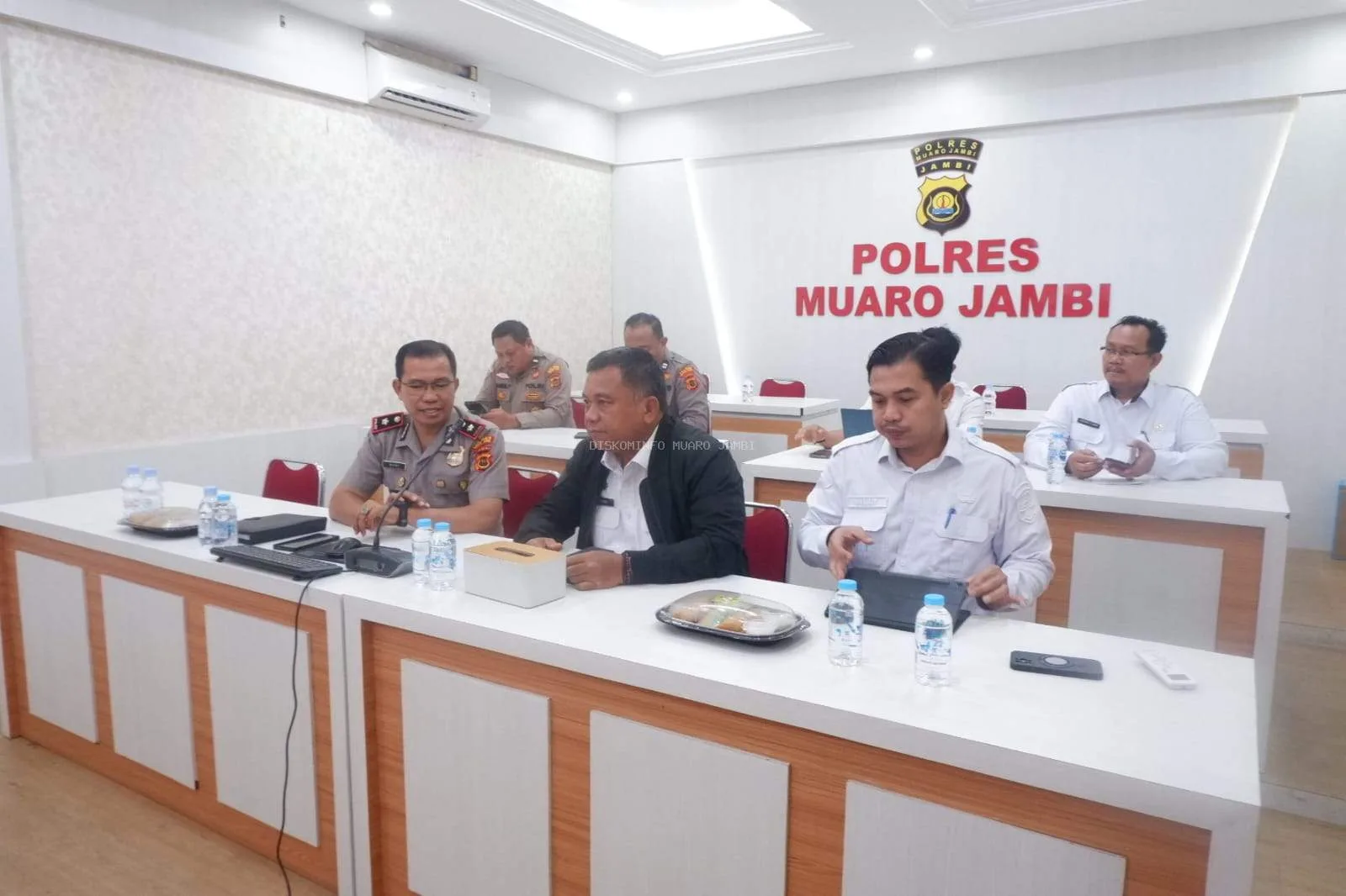 Sekretaris Daerah (Sekda) Kabupaten Muaro Jambi, Budhi Hartono, mengikuti sosialisasi Assessment Center Polri secara daring melalui Zoom Meeting