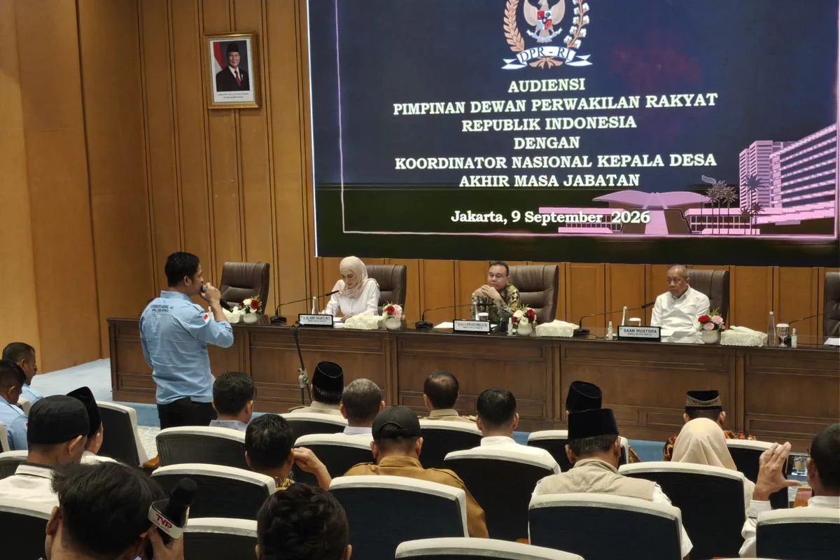 Usulan sejumlah kepala desa yang telah memasuki akhir masa jabatan (AMJ) agar masa jabatan kepala desa tidak dibatasi kembali mendapat sorotan dari anggota DPR dan pakar pemerintahan.