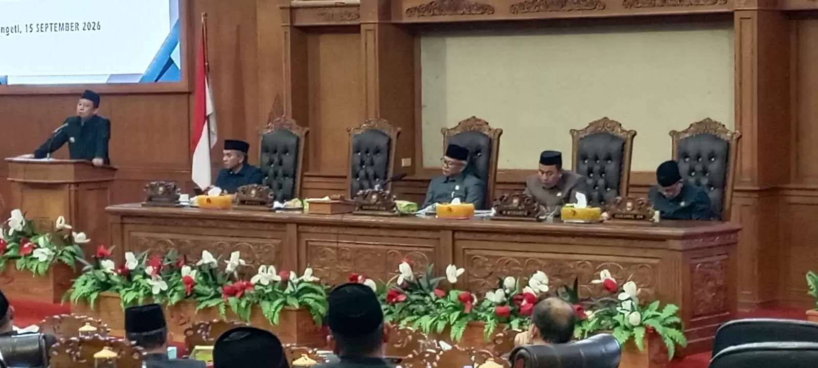 Bupati Muaro Jambi Dr. Bambang Bayu Suseno memberikan sejumlah catatan tegas dalam Rapat Paripurna DPRD Muaro Jambi terkait persetujuan dan penandatanganan Berita Acara Ranperda Perubahan APBD Tahun Anggaran 2026