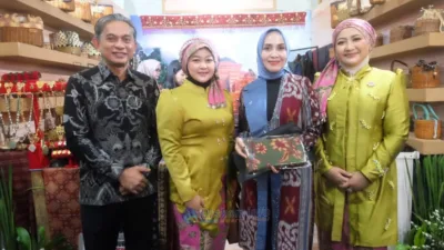 Ketua Dekranasda Kabupaten Muaro Jambi, Ririn Novianty, bersama Wakil Ketua Dekranasda Novi Astrianti, turut hadir meninjau stan Muaro Jambi di JCC.