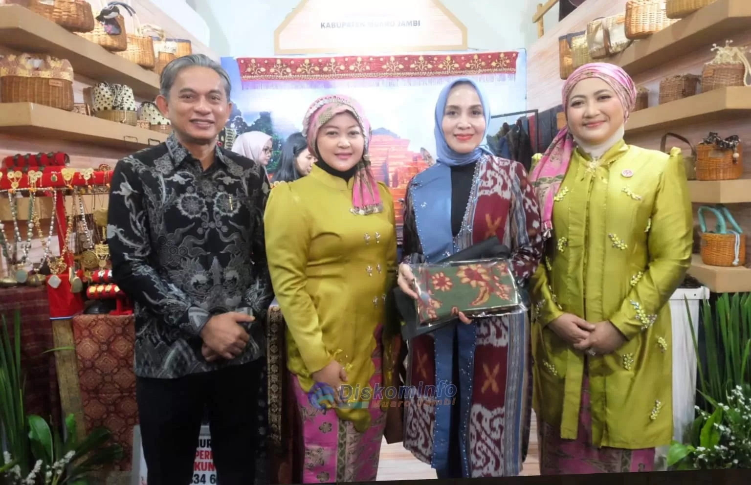 Ketua Dekranasda Kabupaten Muaro Jambi, Ririn Novianty, bersama Wakil Ketua Dekranasda Novi Astrianti, turut hadir meninjau stan Muaro Jambi di JCC.