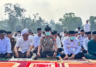 Pemerintah Kabupaten Muaro Jambi bersama jajaran kepolisian dan masyarakat melaksanakan Salat Istisqa di Lapangan Bukit Cinto Kenang, Kabupaten Muaro Jambi