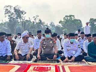 Pemerintah Kabupaten Muaro Jambi bersama jajaran kepolisian dan masyarakat melaksanakan Salat Istisqa di Lapangan Bukit Cinto Kenang, Kabupaten Muaro Jambi