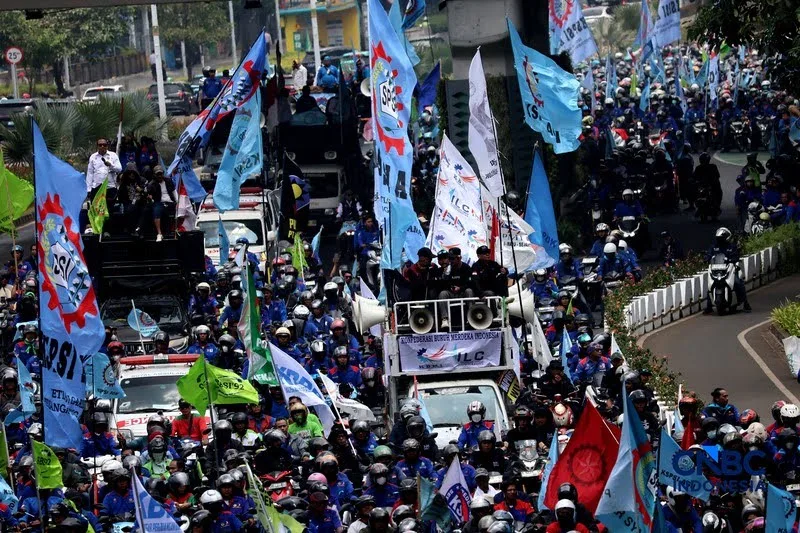Ribuan buruh yang tergabung dalam Koalisi Besar Perjuangan Buruh Indonesia (KBPBI) turun ke jalan di Jakarta,