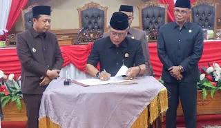 Gambar Ketua DPRD Muaro Jambi Aidi Hatta menandatangani Pengesahan Perubqhan KUA-PPAS TA 2026 di saksikan Bupati Muaro Jambi Bambang Bayu Suseno dan Wakil Pimpinan DPRD Muaro Jambi