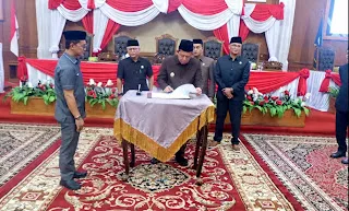 Bupati Muaro Jambi Dr. Bambang Bayu Suseno (BBS) menghadiri Rapat Paripurna DPRD Kabupaten Muaro Jambi dengan agenda pengesahan dan penandatanganan Nota Kesepakatan Perubahan Kebijakan Umum Anggaran (KUA) serta Perubahan Prioritas dan Plafon Anggaran Sementara (PPAS) Tahun Anggaran 2026.