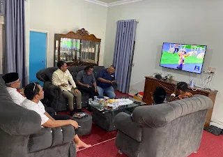 Suasana keakraban dan kebersamaan terlihat di Rumah Dinas Ketua DPRD Kabupaten Muaro Jambi setelah pelaksanaan upacara pengibaran bendera Merah Putih dalam rangka memperingati HUT ke-81 Republik Indonesia