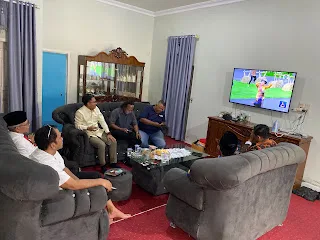 Suasana keakraban dan kebersamaan terlihat di Rumah Dinas Ketua DPRD Kabupaten Muaro Jambi setelah pelaksanaan upacara pengibaran bendera Merah Putih dalam rangka memperingati HUT ke-81 Republik Indonesia